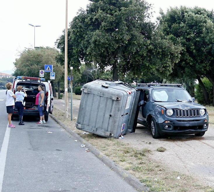 Sbanda e finisce sulla pista ciclabile