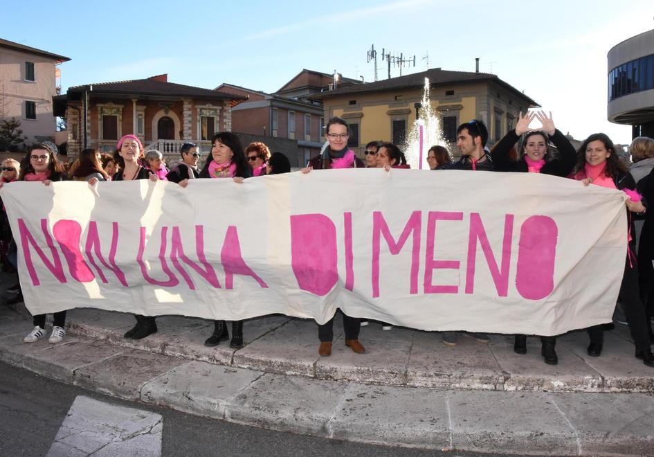 Indossa i pantaloncini, il fratello la pesta 