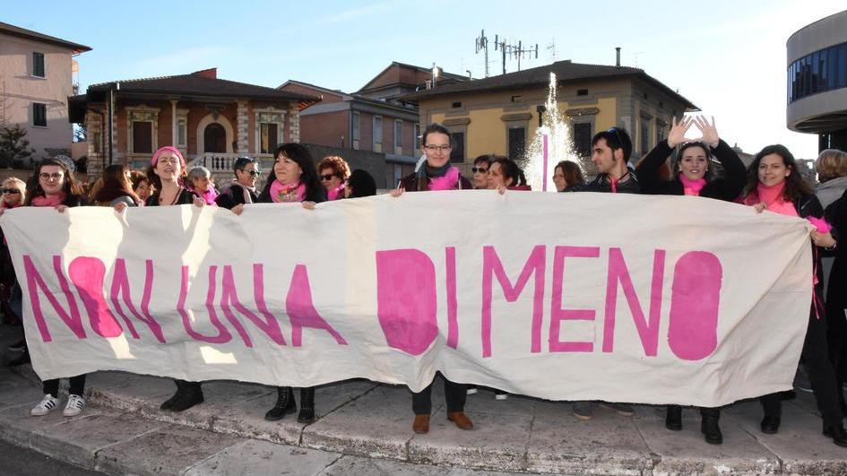 Indossa i pantaloncini, il fratello la pesta