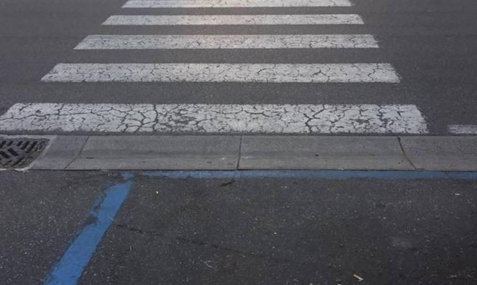 Si parcheggia davanti al pedonale