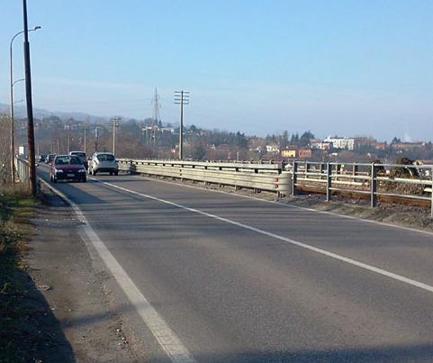Poliziotto salva donna e si ferisce 