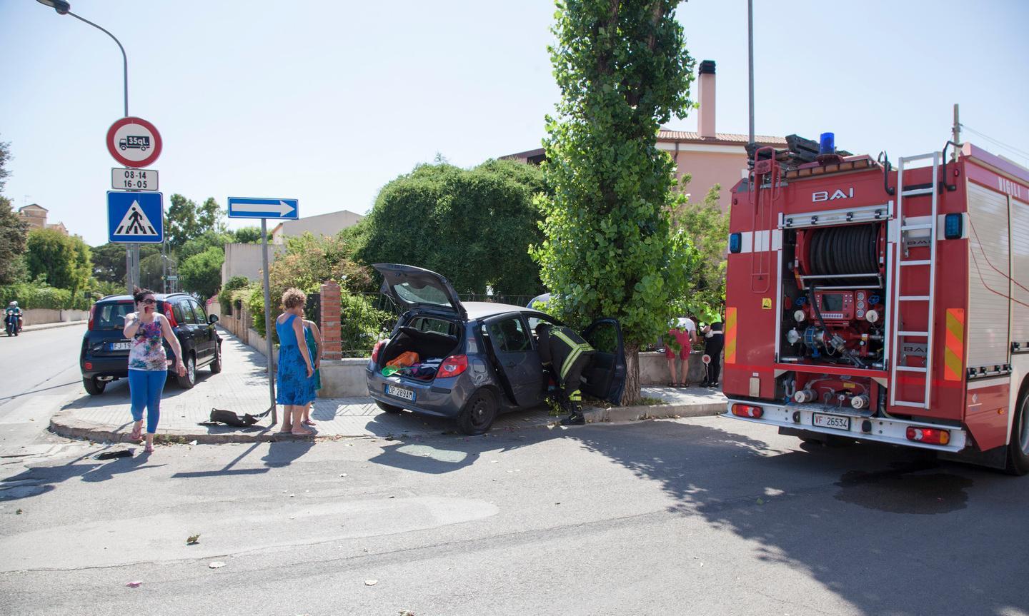 Tre feriti nello scontro fra due auto