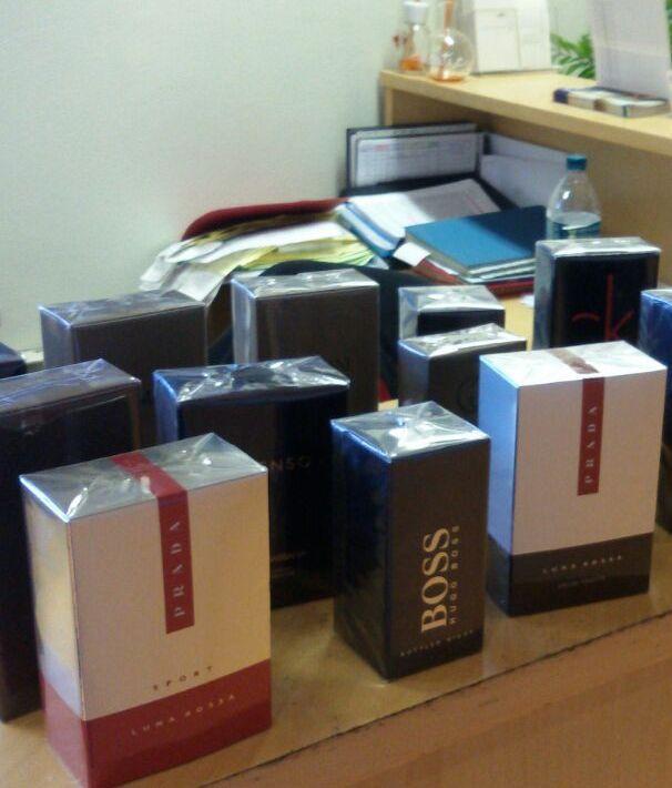 Rubano profumi per mille euro: denunciate