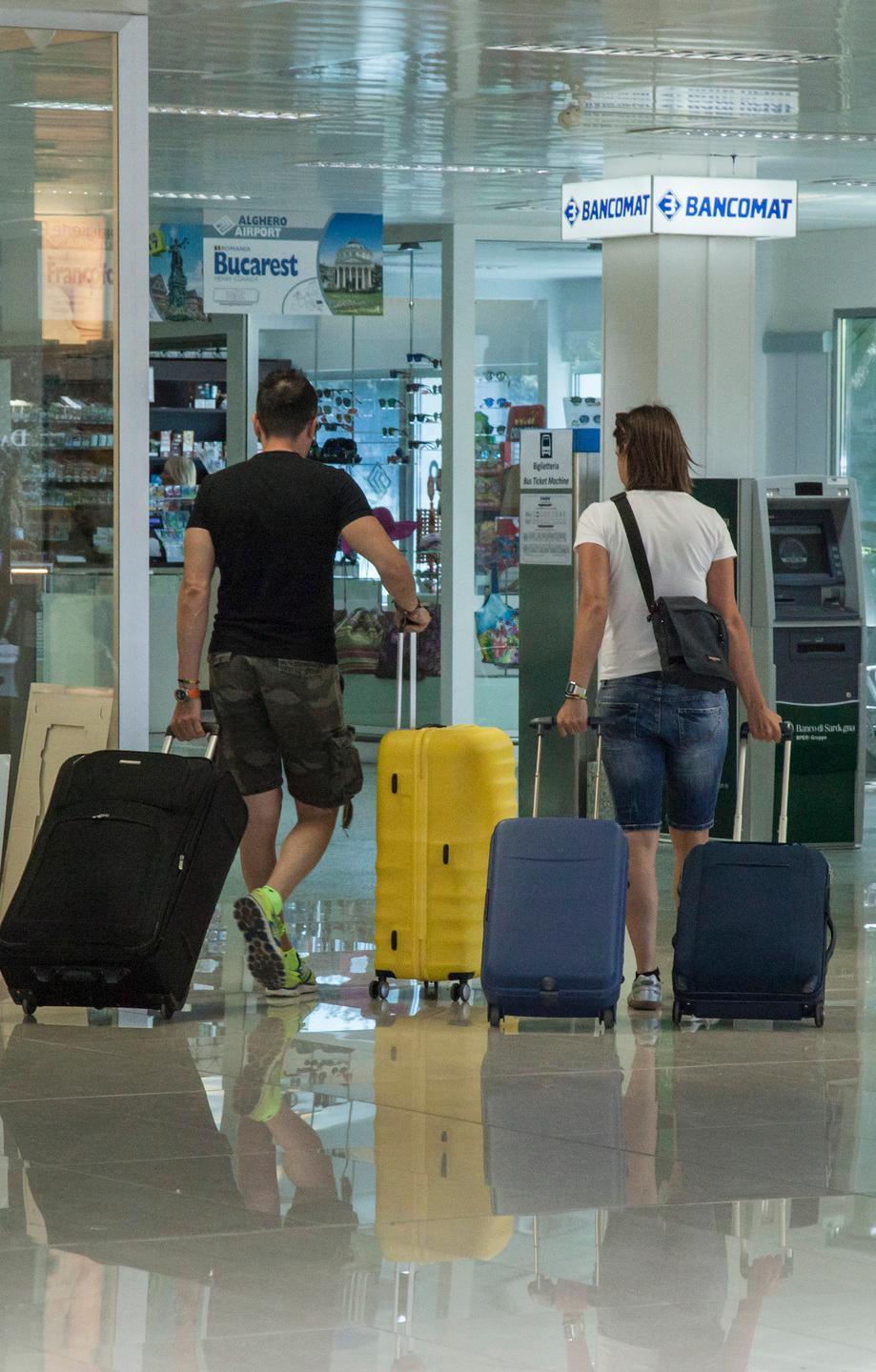 Non solo voli: al via parcheggi e negozi 