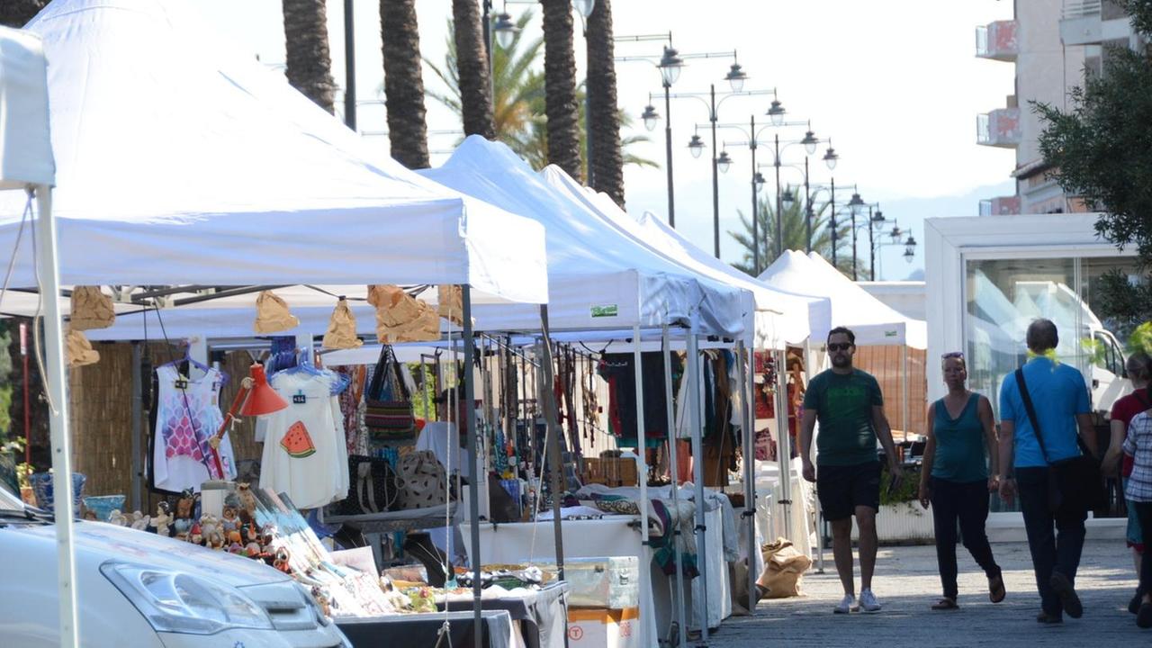 Olbia, Nizzi apre un nuovo fronte: «No alle bancarelle sul lungomare»