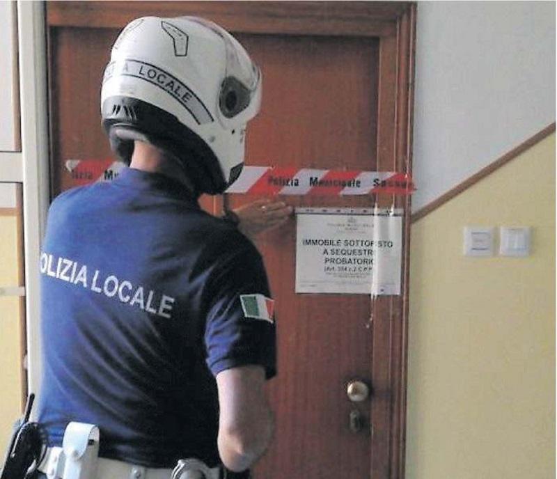 La polizia locale mette i sigilli a uno dei due appartamenti