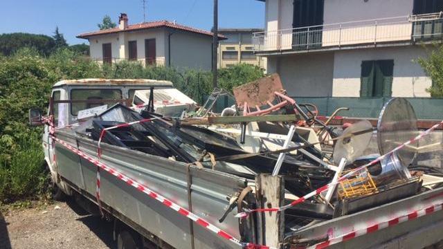 L'autocarro ed il suo carico sequestrati da Polizia provinciale e Arpat di Prato