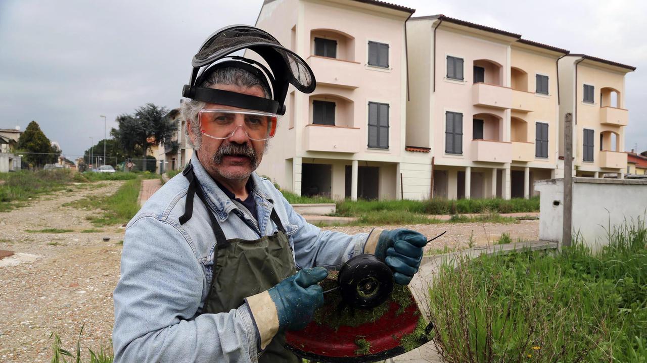 Marcello Mucci in versione giardiniere nel cantiere abbandonato (Foto Agenzia Carlo Sestini)