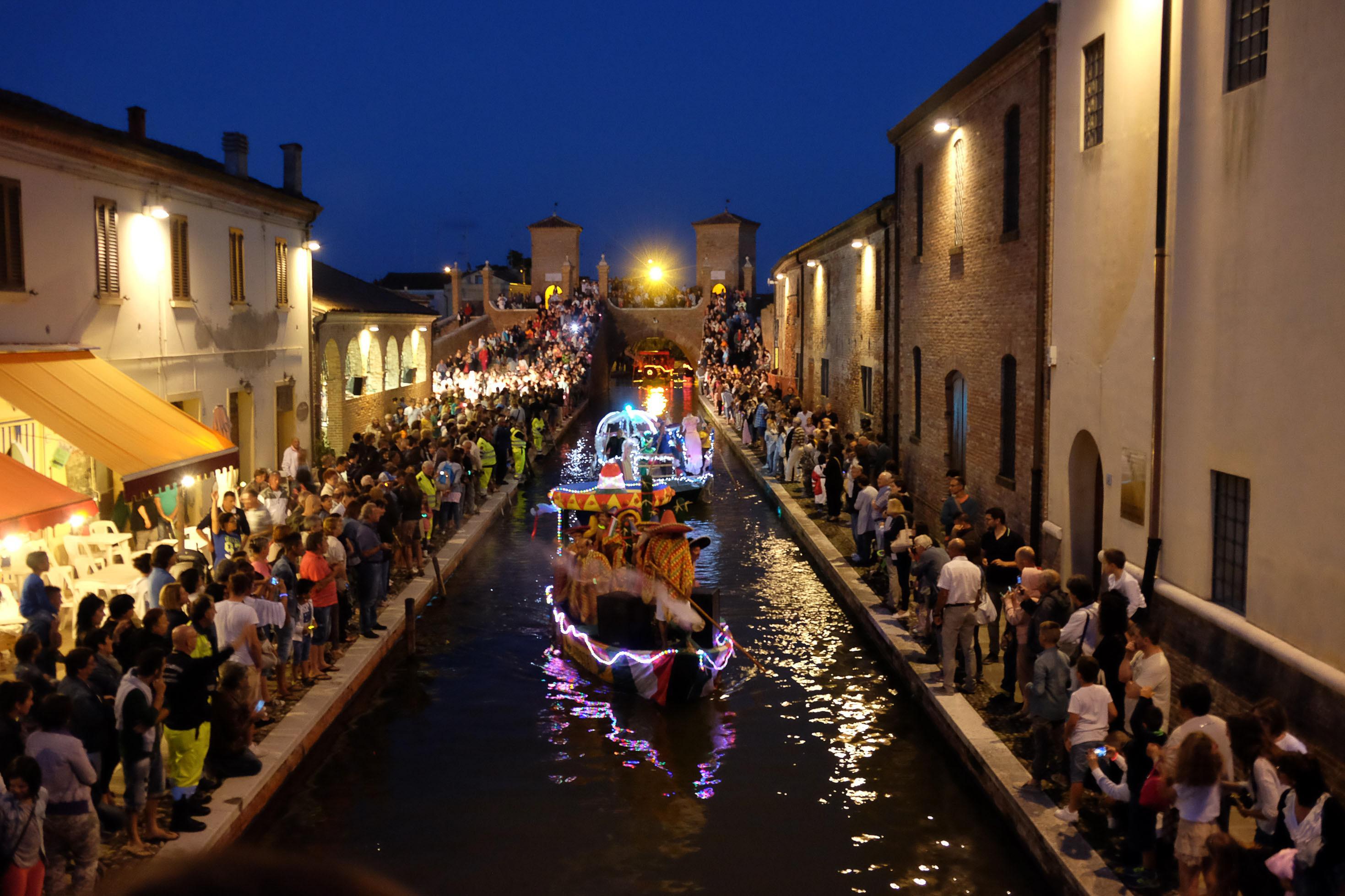 Sfilata di barche a Comacchio