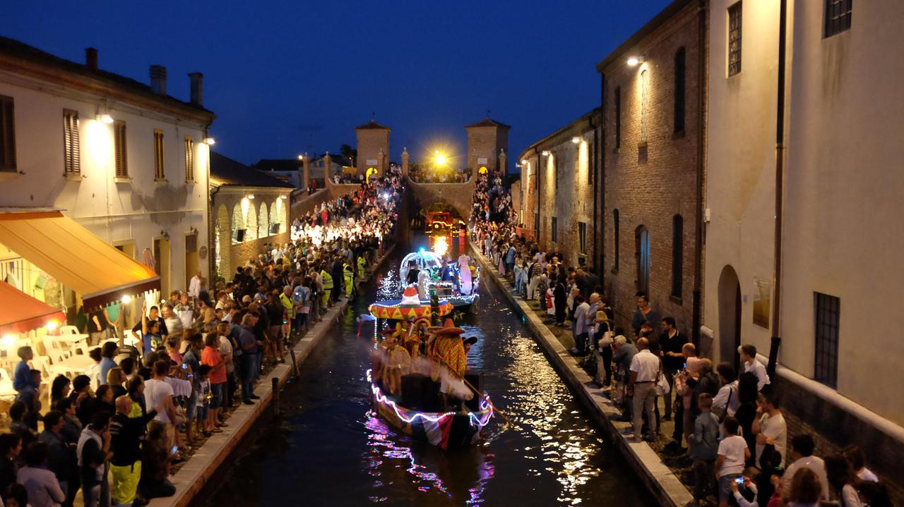 Sfilata di barche a Comacchio