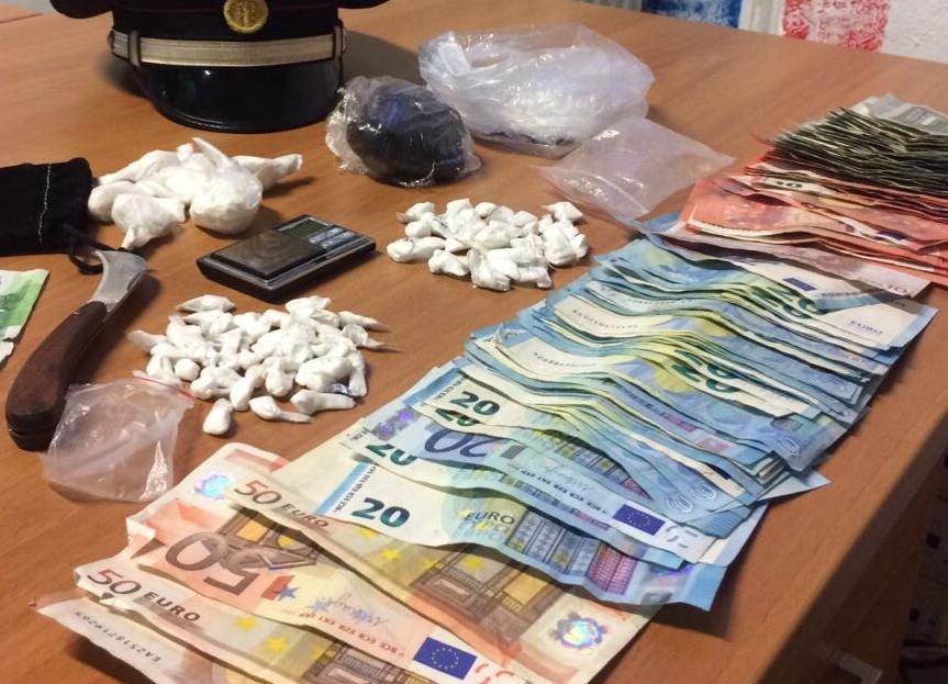 La droga e i soldi sequestrati al 29enne arrestato