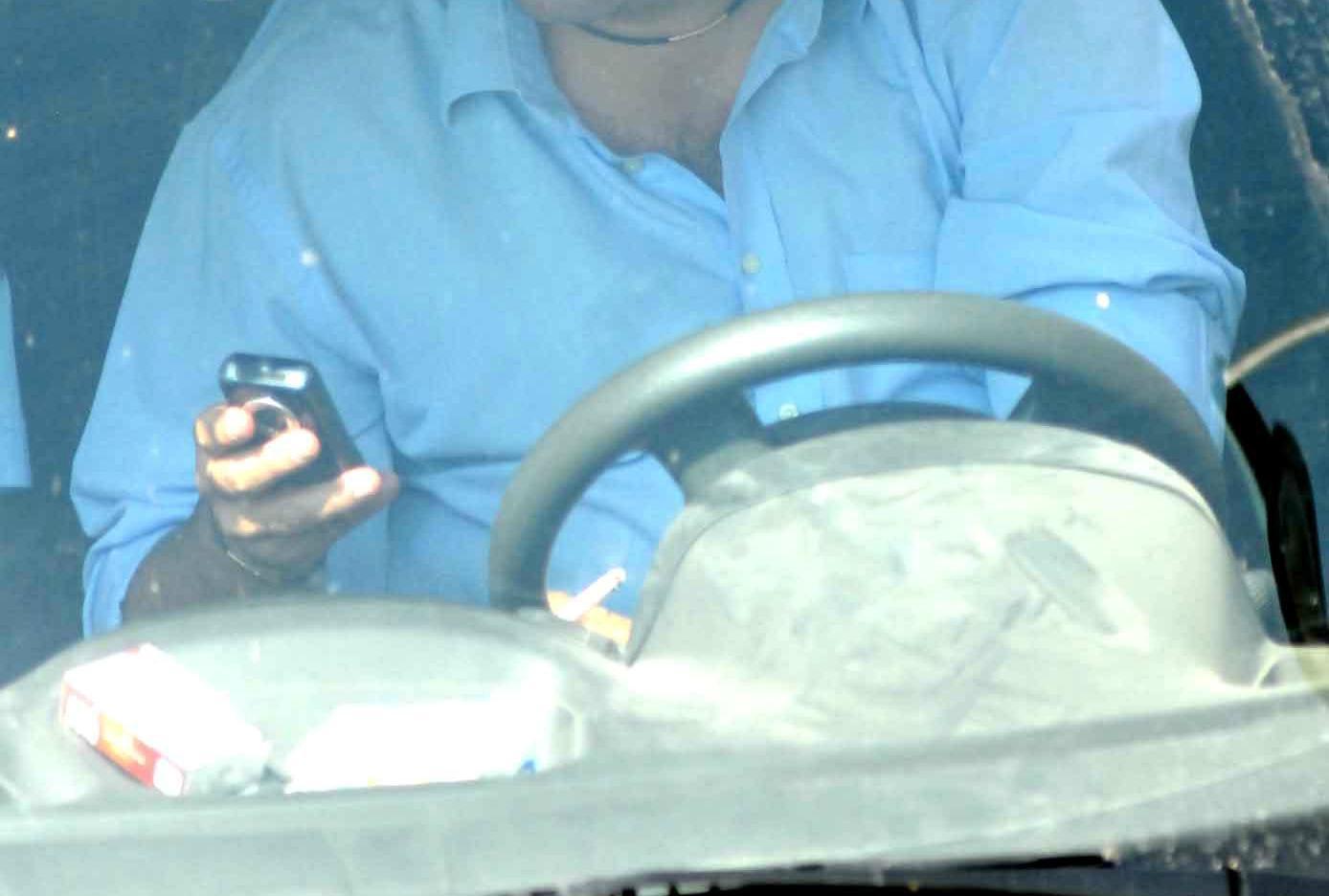Multa l'automobilista col cellulare, ma non gli contesta l'infrazione