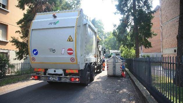 Rifiuti, ecco perché s’inceppa il servizio a Reggio Emilia