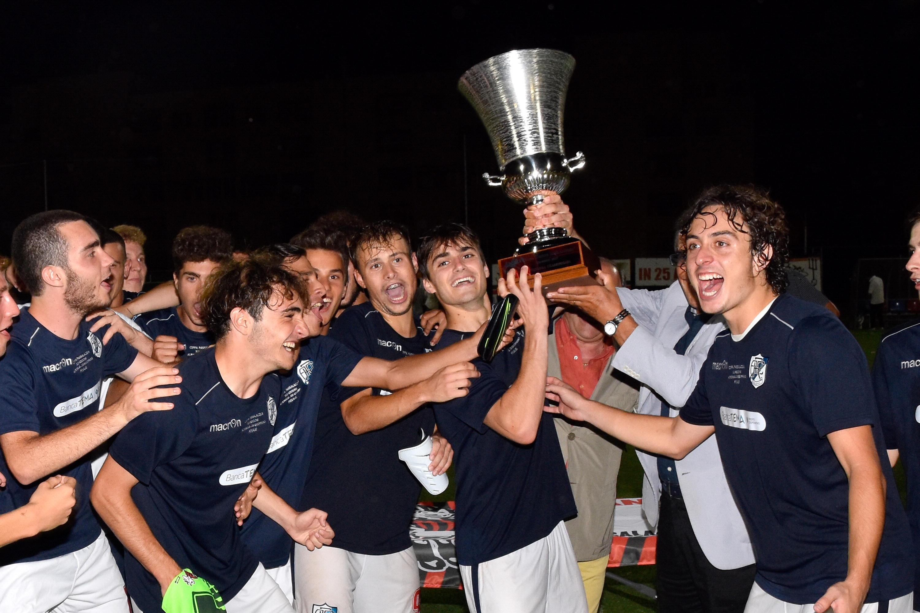 I ragazzi del Roselle con la Coppa Passalacqua (foto Bf)