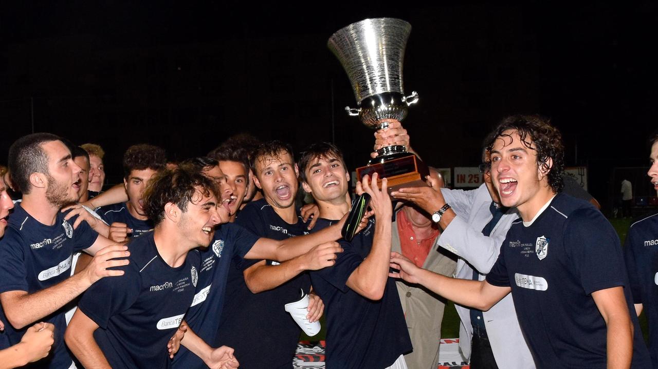 I ragazzi del Roselle con la Coppa Passalacqua (foto Bf)