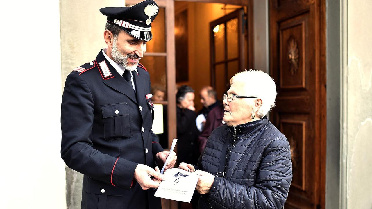 La campagna informativa dei carabinieri (foto d'archivio)
