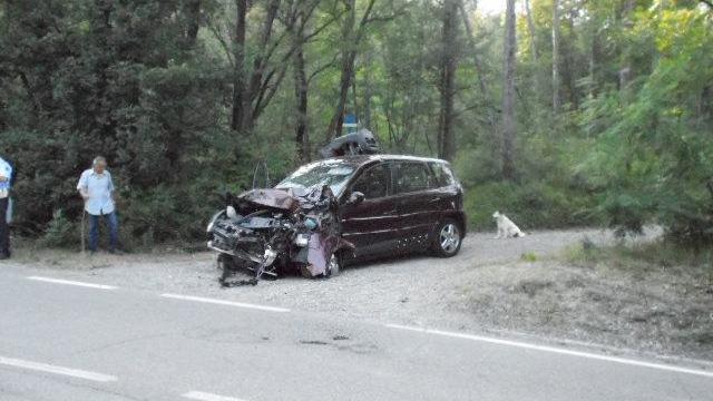 Vezzano, auto contro il camion del latte: ferita una bimba