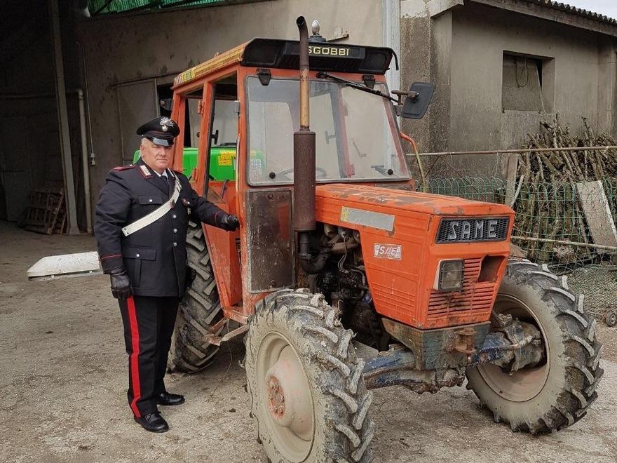 Vogliono rubare ferro e trattori I carabinieri arrestano due ladri