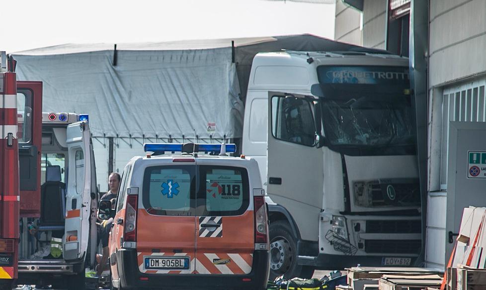 Col camion contro capannone a causa di un malore mortale