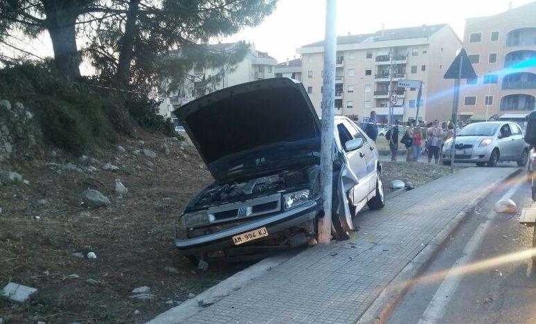Sbanda con l’auto e finisce su un palo