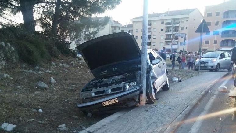 Sbanda con l’auto e finisce su un palo