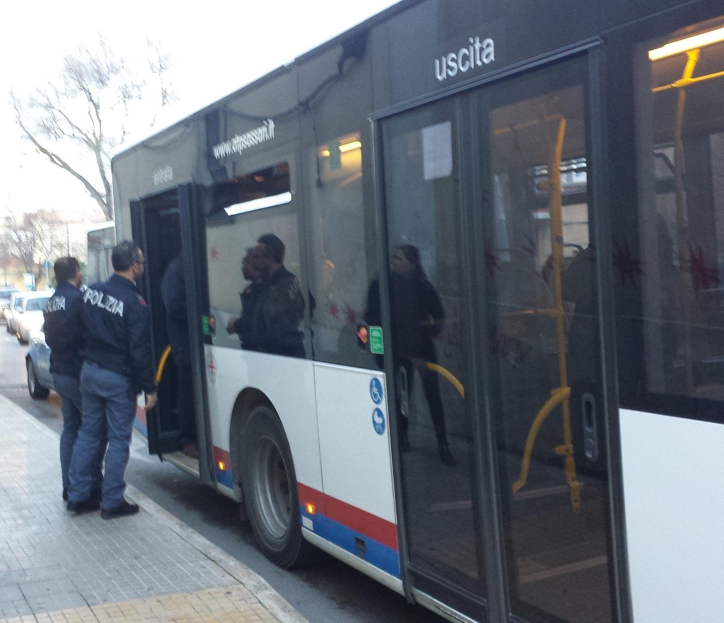 Sassari, rapina una donna e la butta giù dall’autobus  