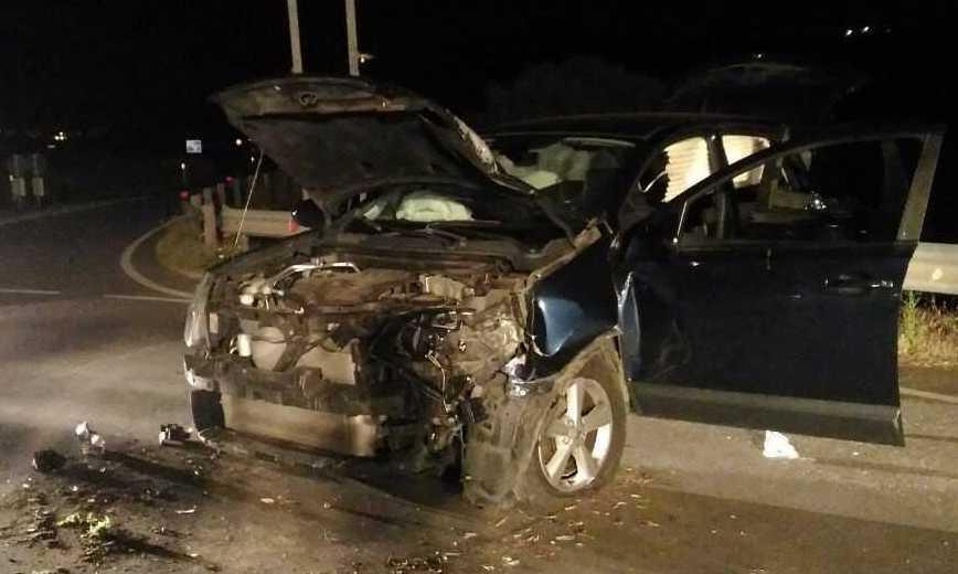 Auto esce fuoristrada, due feriti 