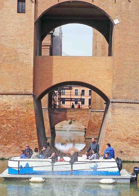Turisti nel fossato “salvati” dai vigili 