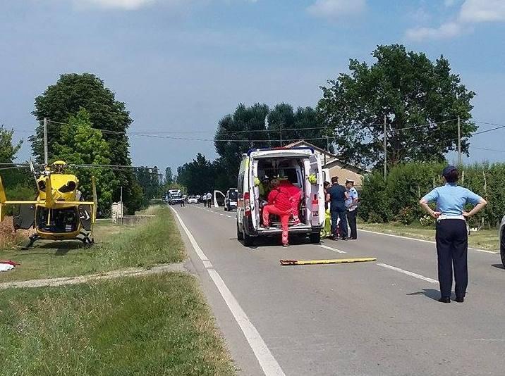Camposanto. Motociclista contro un’auto: è grave  