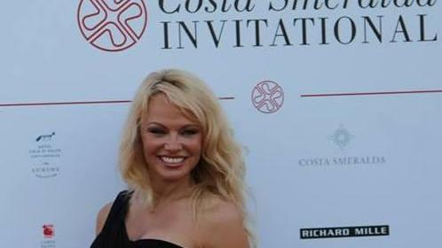 Da Pamela Anderson a Pierce Brosnan le star di Hollywood sbarcano in Costa  