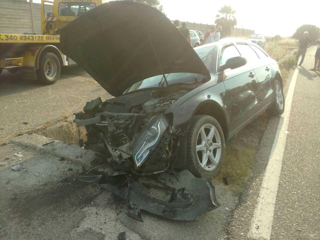 L'auto ammaccata dopo l'uscita di strada