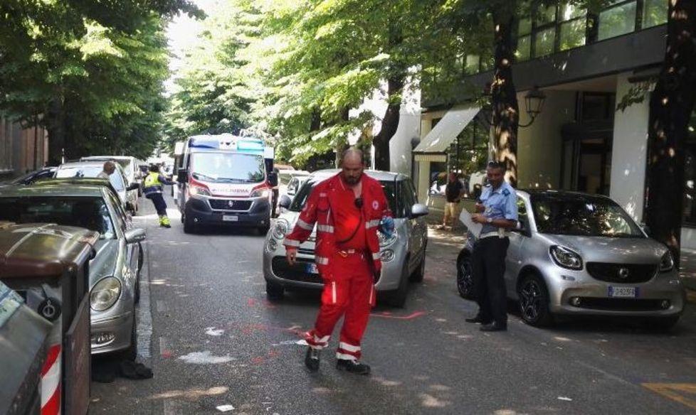 Auto contro scooter: un giovane ferito 