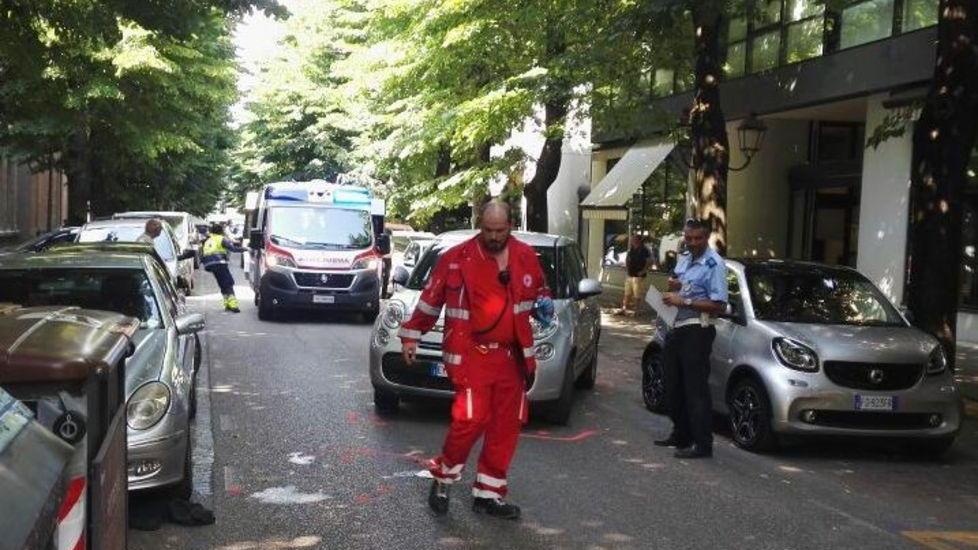 Auto contro scooter: un giovane ferito