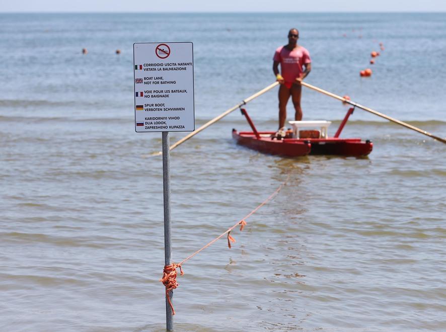 Papà e bimba sotto le onde Salvati dai ragazzi del camping