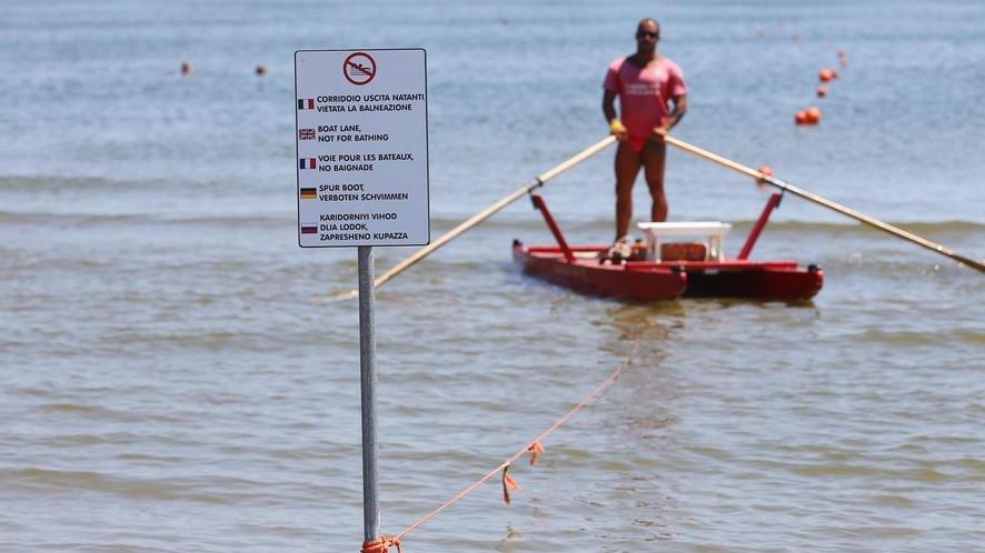 Papà e bimba sotto le onde Salvati dai ragazzi del camping