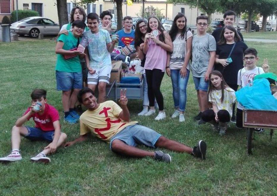Raccolti cibo e vestiti per i bisognosi di Viale K