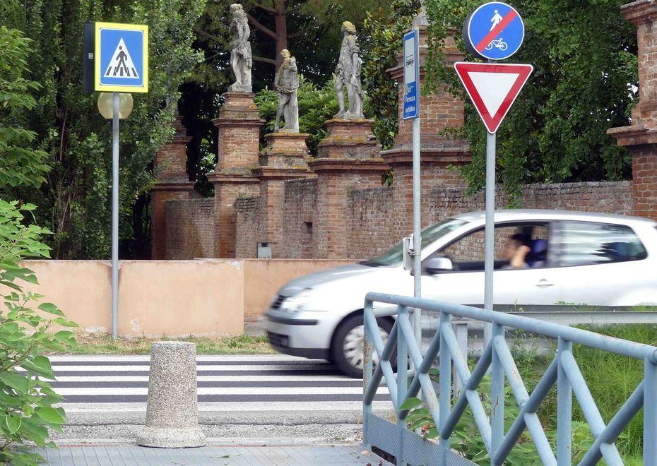 Auto a razzo sulle strisce 