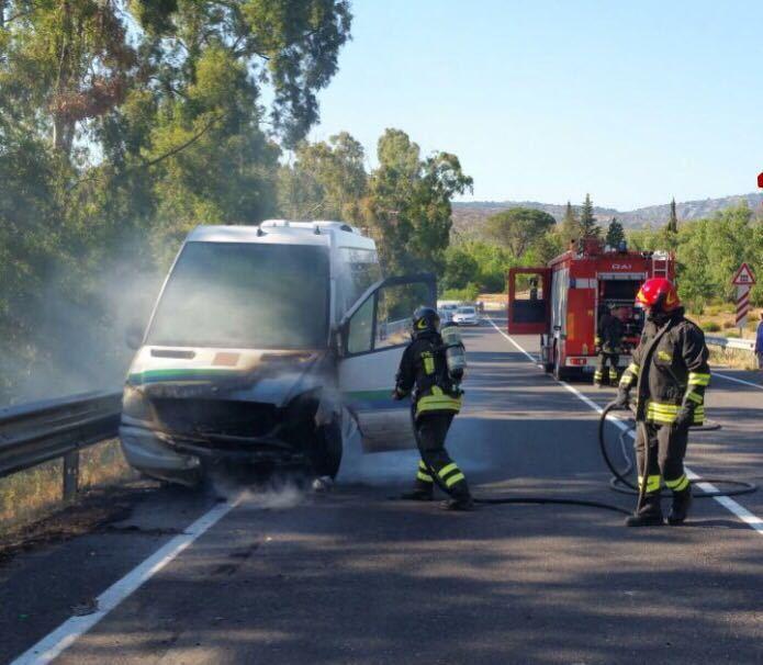 Nuoro, autobus dell’Atp in fiamme per un problema al motore  