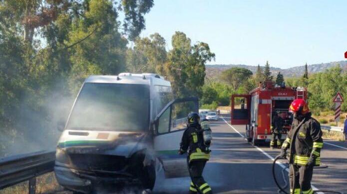 Nuoro, autobus dell’Atp in fiamme per un problema al motore  