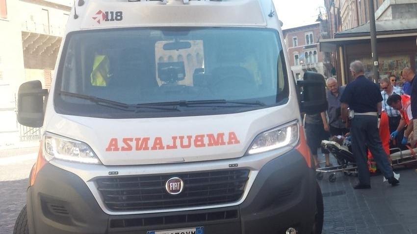 Anziana turista inciampa e sbatte la testa contro il lampione