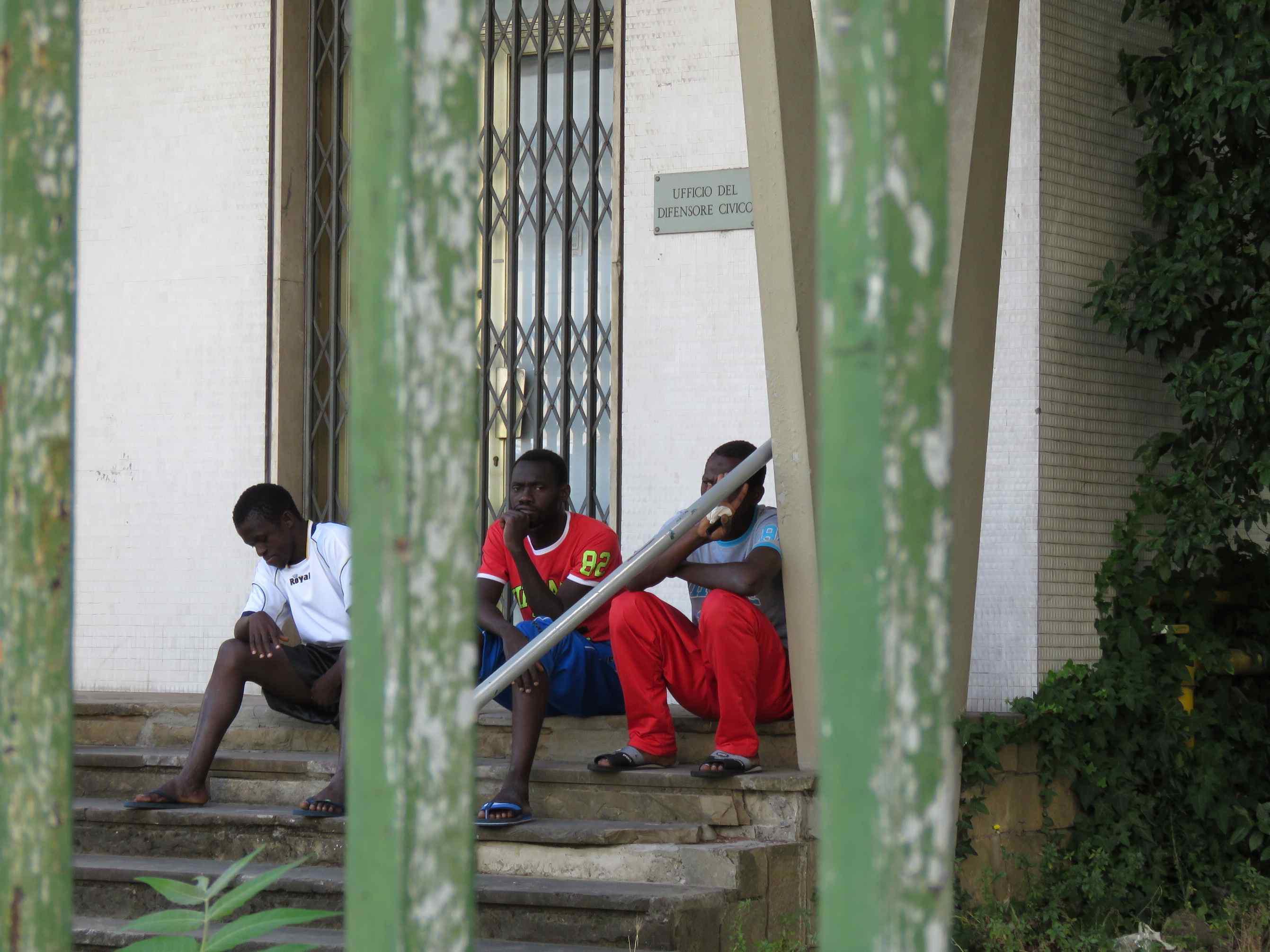 Alcuni migranti in un centro di accoglienza a Prato (foto Batavia) 