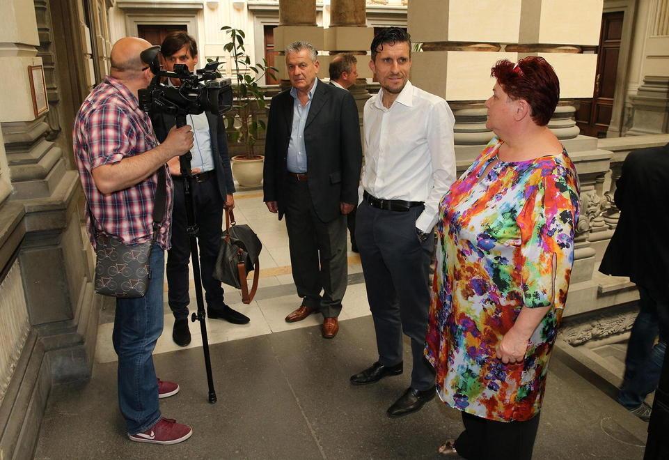 A destra Andrea Rastelli e Sonia Mucci in Sala consiliare durante un incontro con Poste