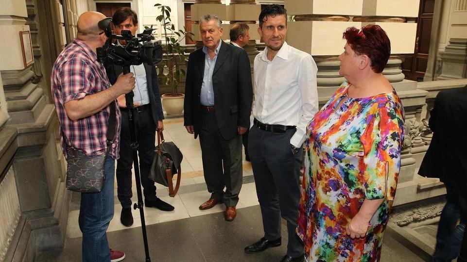 A destra Andrea Rastelli e Sonia Mucci in Sala consiliare durante un incontro con Poste