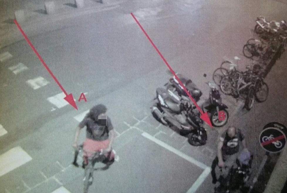 A sinistra il ladro in azione in piazza della Vittoria