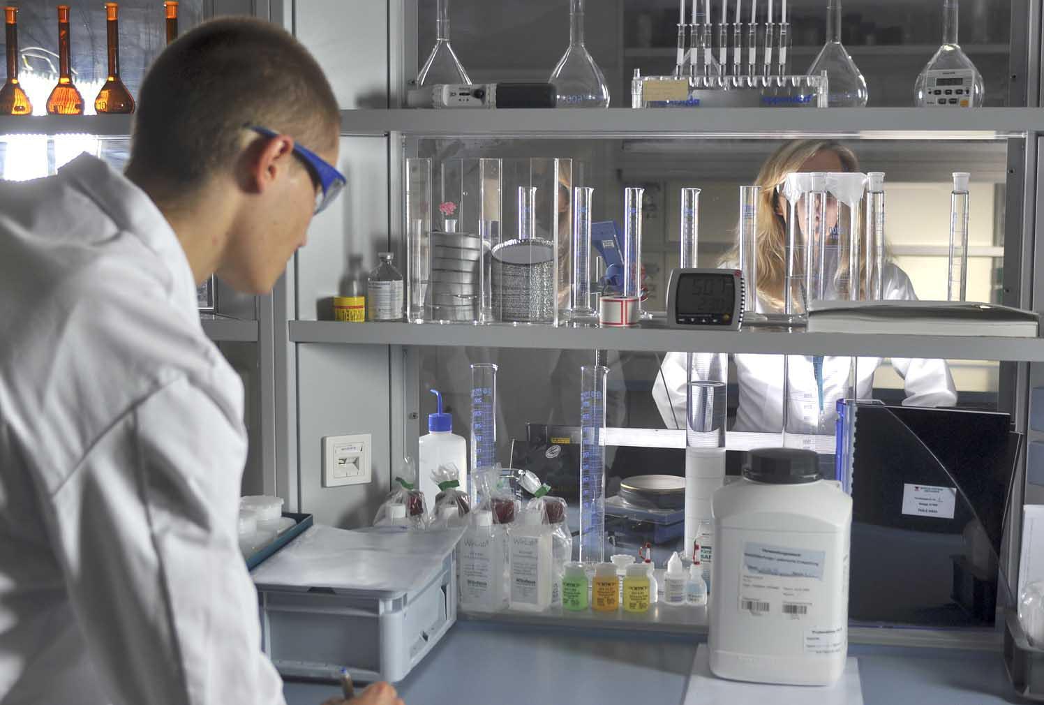 L'interno del laboratorio Menarini di Pisa (foto d'archivio)