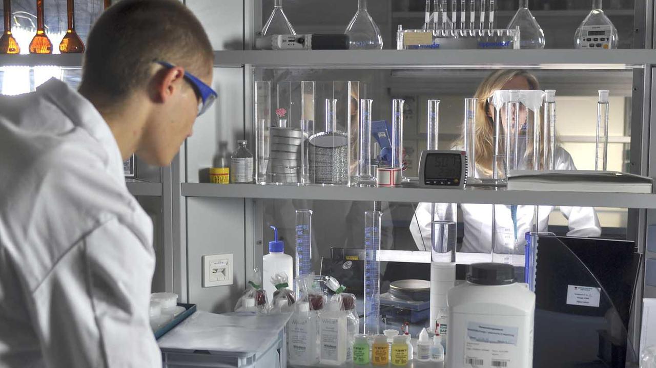 L'interno del laboratorio Menarini di Pisa (foto d'archivio)