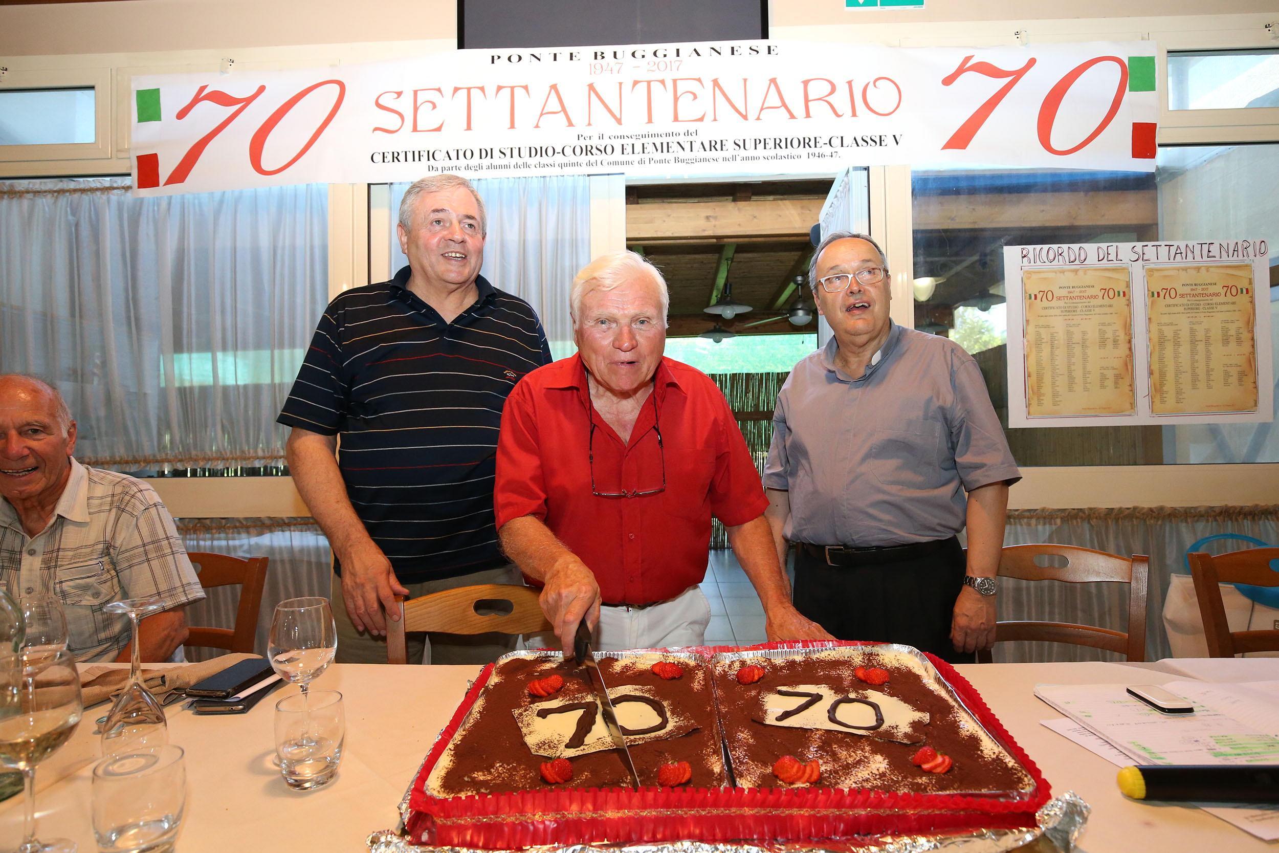 Il taglio della torta per i 70 anni della classe quinta di Ponte (foto Nucci)