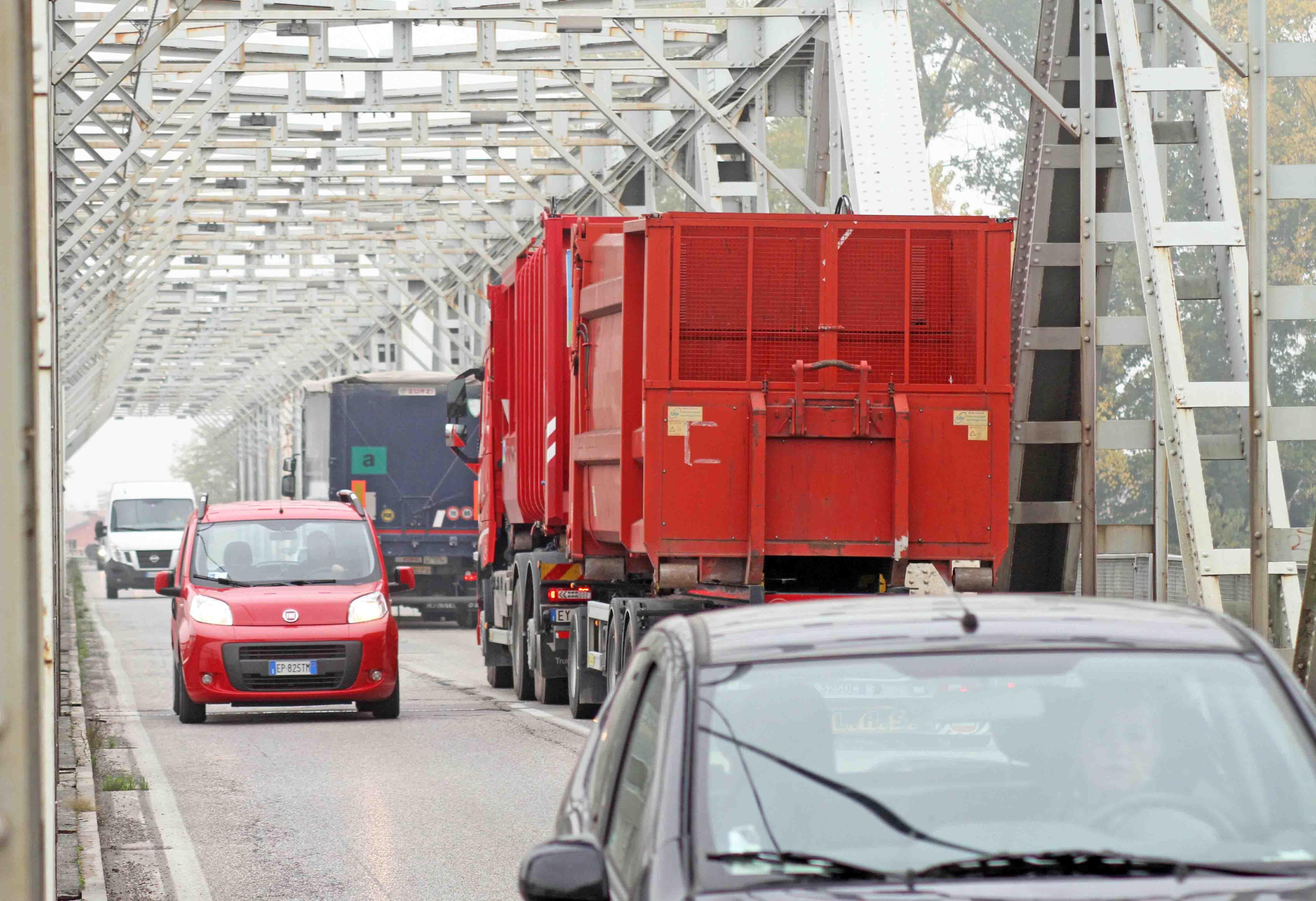 Camion e auto sul Ponte del Po