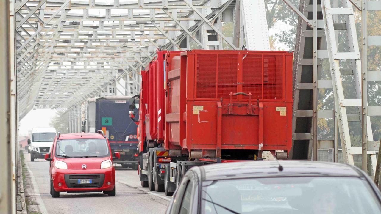 Camion e auto sul Ponte del Po