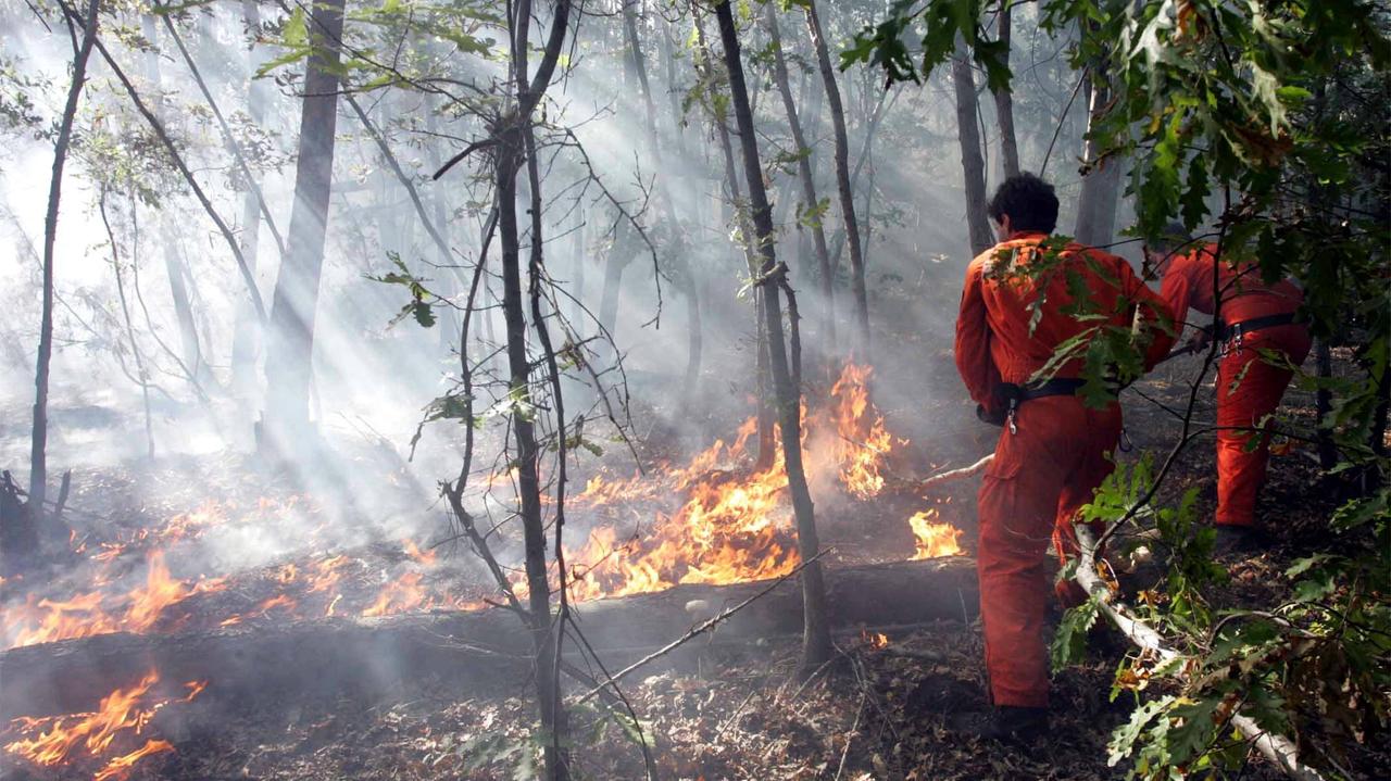 Operazioni di spegnimento di un incendio
